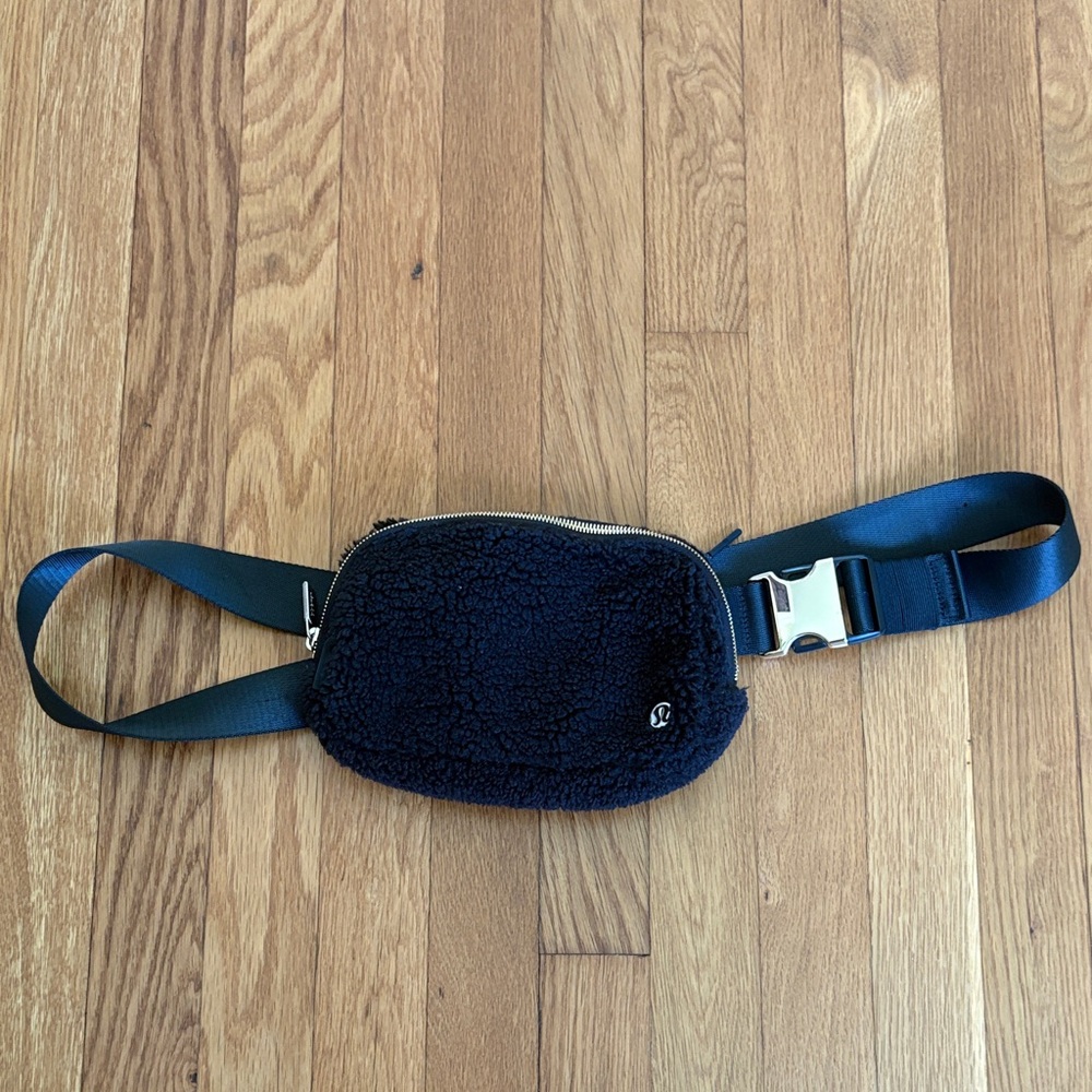 lululemon athletica Black Sherpa Belt Bag